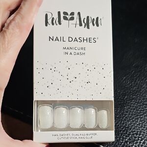 Red Aspen Nail Dashes - White Press-On Nails Sloanes Snow globe medium square
